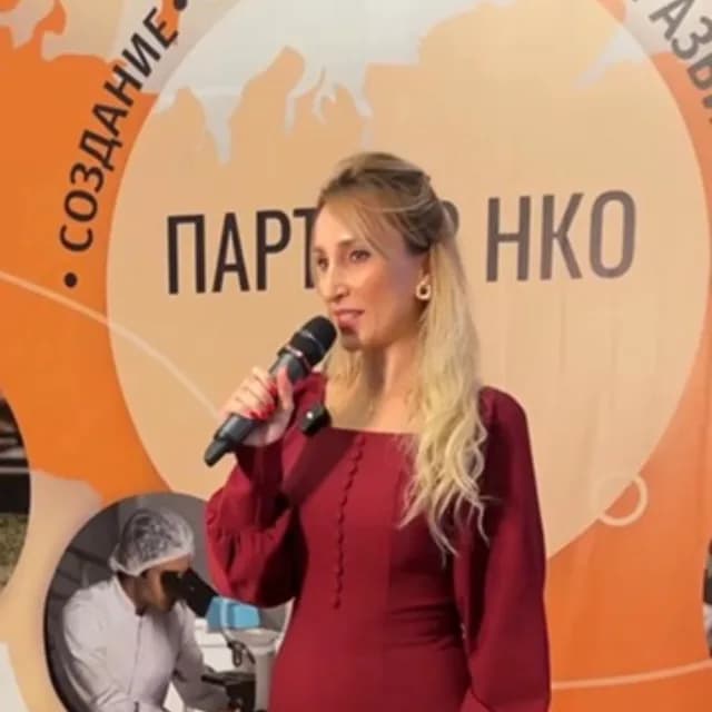 Анастасия Майер выступает на форуме для партнёров НКО