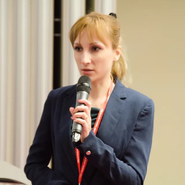 Анастасия Майер выступает на отраслевой конференции